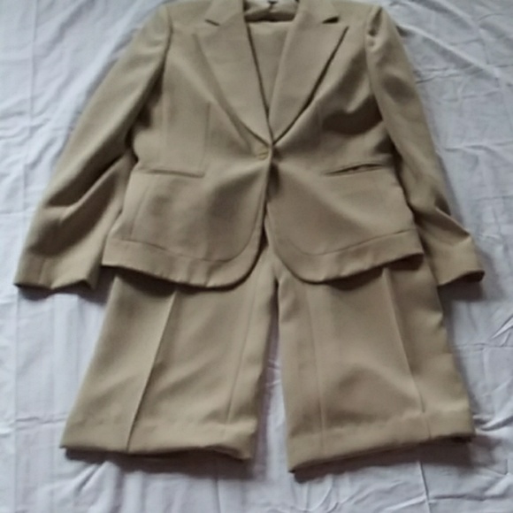 Tahari. 2 piece pant suit - Picture 2 of 8